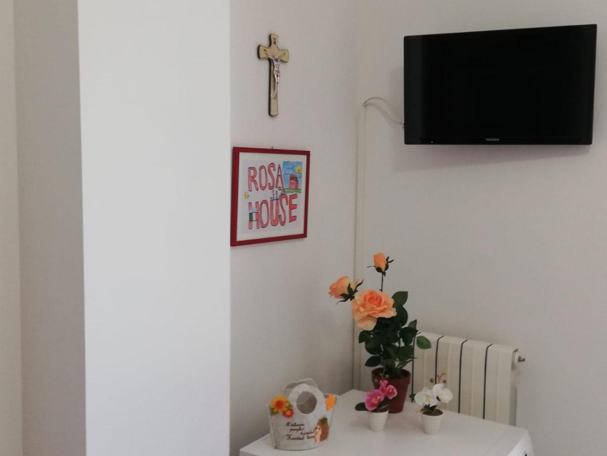 Rosahouse Lägenhet Lecce Exteriör bild